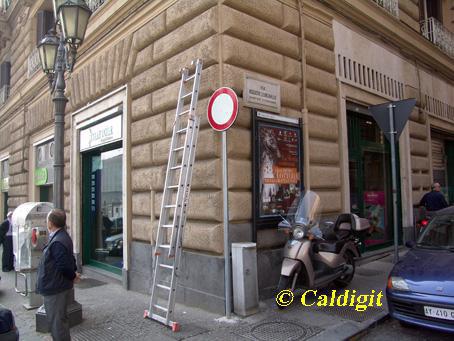 Omaggio floreale al Maestro Ruggiero Leoncavallo - Napoli 23 Aprile 2007_012.JPG